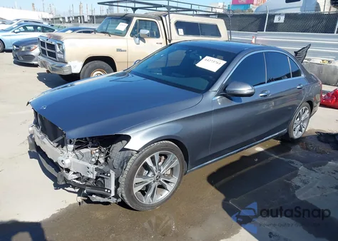 2018 Mercedes-Benz C 300 z USA, uszkodzony, nr VIN 55SWF4JBXJU280298